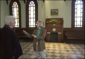 Helen Frey, left, registrar of the Daughters of the American Revolution, talks with Marjorie Heilshorn in the chapel.
