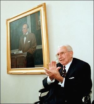 CTY PAUL BLOCK PORTRAIT DEDICATION 1 (JEREMY WADSWORTH) AUGUST 25, 1999. GOVERNOR JAMES A. RHODES SITS IN FRONT OF A PORTRAIT OF PAUL BLOCK JR. WEDNESDAY NIGHT AT THE PAUL BLOCK JR HEALTH SCIENCE BUILDING AT MCO.