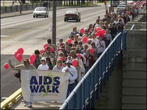 CTY May 12, 2001 - The AIDS Walk for David's House makes its way across the Martin Luther King Bridge Saturday morning.  Blade photo by Dave Zapotosky