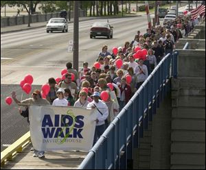 CTY May 12, 2001 - The AIDS Walk for David's House makes its way across the Martin Luther King Bridge Saturday morning.  Blade photo by Dave Zapotosky