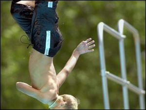REG regro29 01 - June 29, 2001. Tyler Hoops, 11, does a flip with a twist at the Findlay City Pool as he tries to beat the heat. The Blade/Allan Detrich