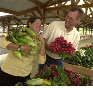 Barbara Shinn and David Page shop at Toledo Farmers' Market.