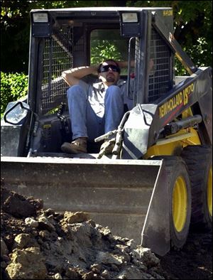 REGRO01  BOWLING GREEN, OH.,  BGSU.  JASON MAPES, WITH WILSON BUILDERS IN TOLEDO, TAKES A REST DURING HIS LUNCH HOUR NEAR THE JEROME LIBRARY ON CAMPUS.  THE WORKERS WERE PUTTING IN A NEW HANDICAPPED  RAMP. DIANE HIRES  10-01-01