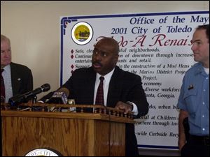 Toledo Police Dept. new deputy chief Derrick Diggs speaks to the media during a press conference at the mayor's conference room. To the left is mayor Carty Finkbeiner and to the right Police Chief Mike Navarre. Dutton OCT install10p OCT 10 2001 
