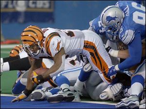 Bengals running back Corey Dillon scores the game-winning touchdown in the fourth quarter yesterday.