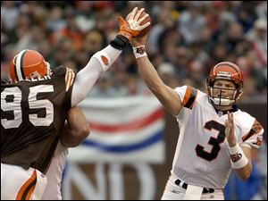 Browns linebacker Jamir Miller knifes in to bat down a pass attempted by Cincinnati QB Jon Kitna.