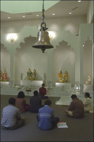 Hindus worshipping in the Hindu Temple of toledo on King road. Dutton REL HINDUP 1 JULY 29 2001