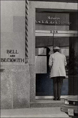 One of Bell & Beckwith's 7,000 investors peers through the brokerage's locked doors after regulators discovered the embezzlement of $47 million.