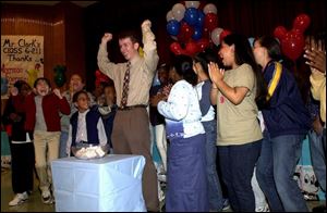 Ron Clark, celebrating his selection as teacher of the year with his Harlem class in 2000, will speak in Toledo this week.