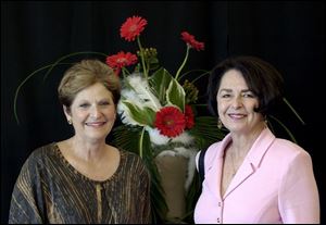 Lori Paton, left, and Lynne McCullough flank the award-winning `Indian War Bonnet' flower arrangement.