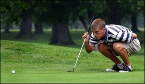 Erich Schoen lines up a putt during yesterday' play at Toledo Country Club. Schoen birdied No. 1 to win, the only time in the entire tournament he had a birdie on the first hole.