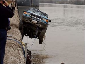 A car is pulled from the Maumee River at International Park after a witness reported seeing it going into the river and a man walking away from the scene. Lisa Dutton 11/17/2003 CTY River17P