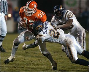 Bowling Green's B.J. Lane pulls away from Kent's Barry Drakeford (24) and Shannon Davis. Lane rushed for 115 yards on just six carries against Ball State Saturday in a 41-14 victory.