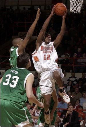 Bowling Green guard Ron Lewis scores two of his 31 points over Marshall s Eric Smith, left, and Mark Patton (31). Patton led the Thundering Herd with 17 points.