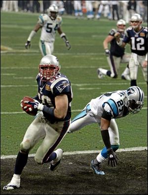 Patriots linebacker Mike Vrabel, who lined up in the backfield on this goal-line play, scores on a one-yard pass from Tom Brady in the fourth quarter. Vrabel played at Ohio State.