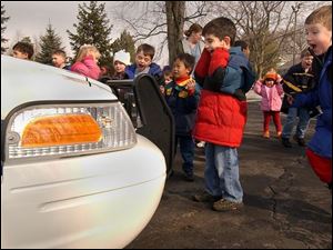 nbr valley19p 4 Febrary 19, 2004.  Kids react to a the siren of a police car Thursday at Maumee Valley Country Day School. Blade photo by Jeremy Wadsworth