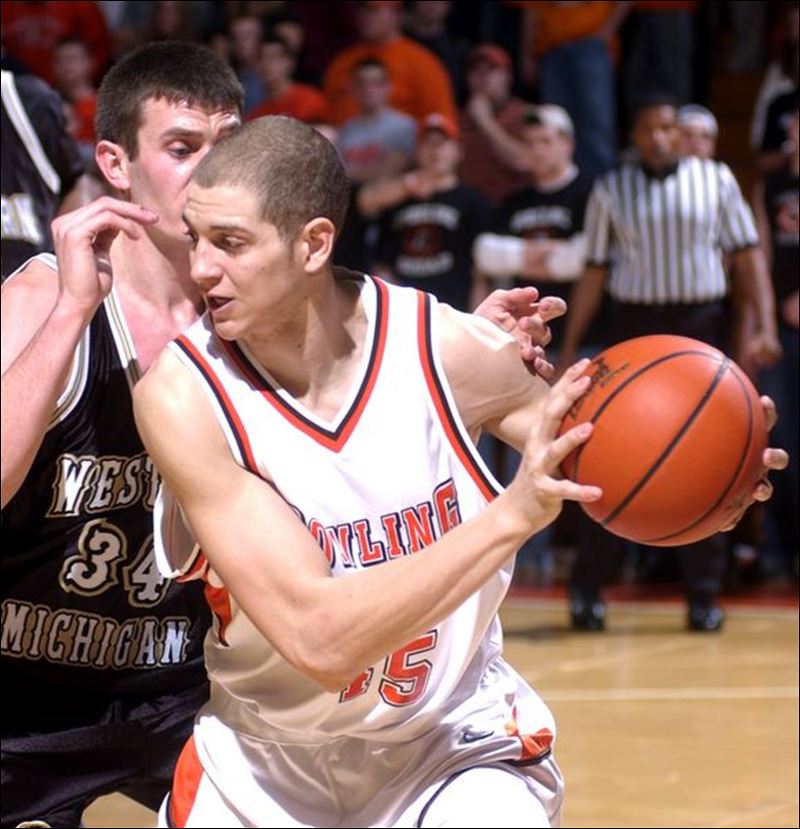 Bowling Green's Kevin Netter tries to keep the ball from Western Michigan's