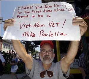 Mike Paolella of Sycamore, Ohio, lets his feelings about John Kerry be known in Bowling Green.