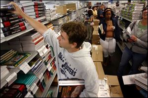 CTY owens23p 04 - Mike Oswalt, of Sylvania shops for his books at Owens Community College, on the first day of classes in Oregon. Allan Detrich/The Blade