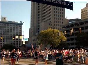 Cty  race19p  Downtown Toledo  by Fifth Third  Field.  Race for the cure.   Runners finish on Superior St.  .  Diane Hires  9/19/04