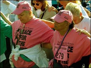 Cty  race19p  Downtown Toledo  by Fifth Third  Field.  Race for the cure.   Starting line  - walkers  pray and link arms before the race and walk. .    Diane Hires  9/19/04