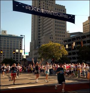 Cty  race19p  Downtown Toledo  by Fifth Third  Field.  Race for the cure.   Runners finish on Superior St.  .  Diane Hires  9/19/04