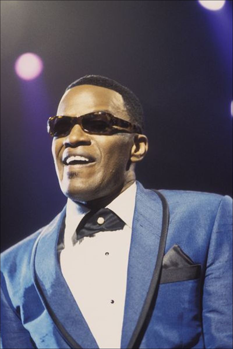 Great impression Jamie Foxx wows audiences on the stage, at the piano