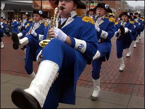 Cty  parade20p  Bowling Green, Ohio.  Holiday Parade.  The Anthony Wayne Marching band makes their way down Main St. .  Diane Hires  112004