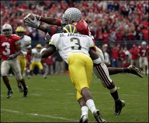 Santonio Holmes grabs a TD pass in front of Michigan's Marlin Jackson, capping a 12-play, 97-yard drive for Ohio State.