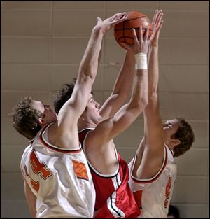Bowling Green's John Reimold, left, and Cory Eyink, right, have Bradley's Jeremy Crough pretty well defended. Reimold had 19 points.