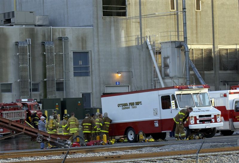 Explosion injures 1 firefighter at Putnam County pet food factory The
