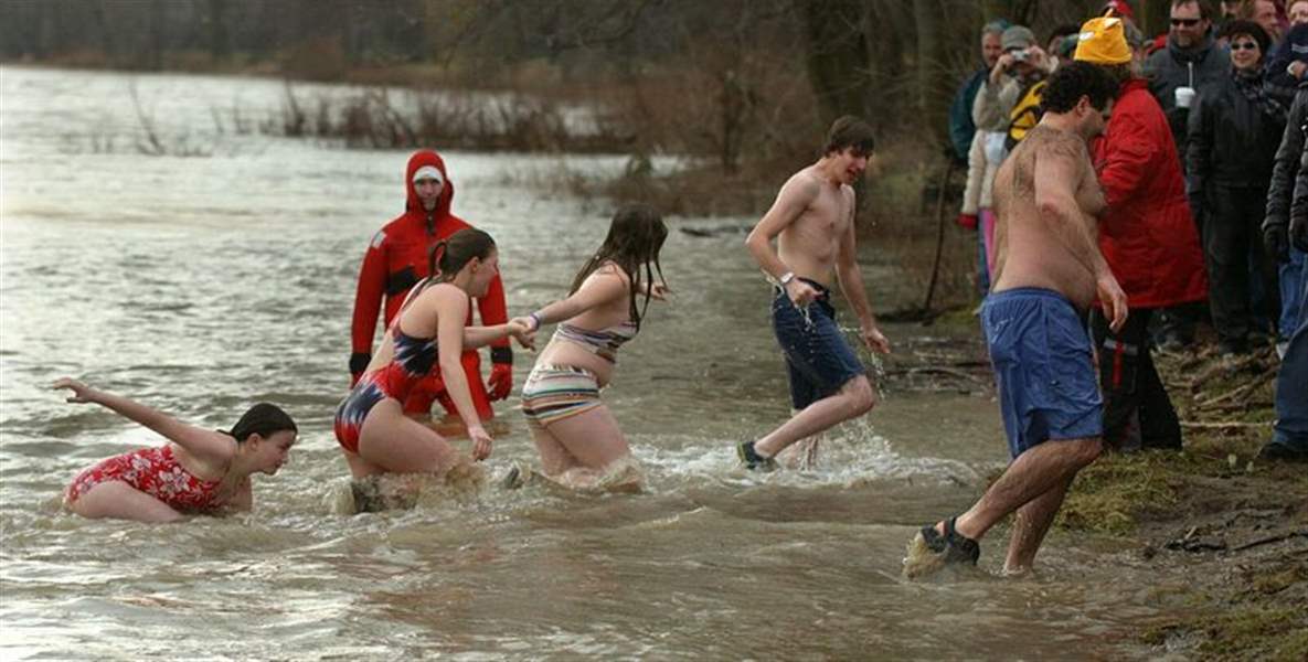 Hardy-crowd-takes-chilly-plunge-into-05