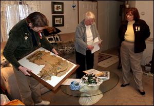 Jane Schneider, left, and her mother, Murlyn Schneider, center, visit with Janett Calland, who urges them to help form a chapter of an organization of descendants of Civil War veterans.