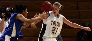 Toledo center Karin Hoogendam (21) knocks the ball away from Heather Turner in the second half last night for one of Buffalo's 25 turnovers. Hoogendam scored a game-high 23 points. 