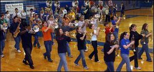 Springfi eld High School band took its practice inside in preparation for appearance at Walt Disney World in Florida.
