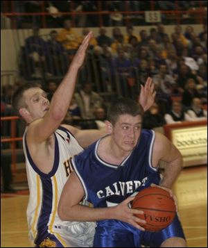 Tiffin Calvert s Aaron Mass muscles past Holgate s Blake
Sizemore. Mass scored fi ve points and Sizemore eight.
