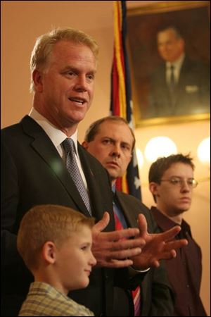 Boomer Esiason speaks against funding cuts for the Bureau of Children with Medical Handicaps. With him at the Statehouse yesterday are, from left, Tanner Stainbrook, 9, of Ottawa, Sen. Jay Hottinger of Newark, and Pat McGuiness, 23, of Akron.