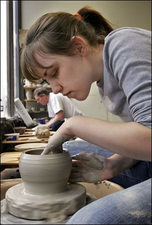 ROV March21, 2005 - Jordan Kvochick, 20, of Belville, O., works on a bowl for her University of Toledo Ceramics I class, in the Glass-Crafts Building next to the Toledo Museum of Art, on Monday, 3/21/05.  She is an English major and is working on a minor in studio art.  The Blade/Dave Zapotosky