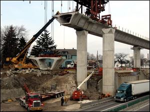 ROV 280 bridge  Construction continues on the south bound Greenbelt entrance ramp to the new I280 bridge as a section of the ramp is lifted to be put onto place on the ramp Thursday 03/17/05 The Blade/Don Simmons