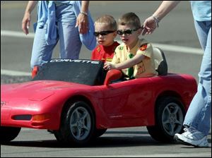 ROV vetboys 01 - L-R, Jacob Goble, 3, and his brother Joshua, 5, head for the local ice cream shop near the corner of Walnut and Main Streets in Findlay, Ohio as their mom, Andrea and a friend, keep a close eye on the pair. 04/05/05. The Blade/Allan Detrich