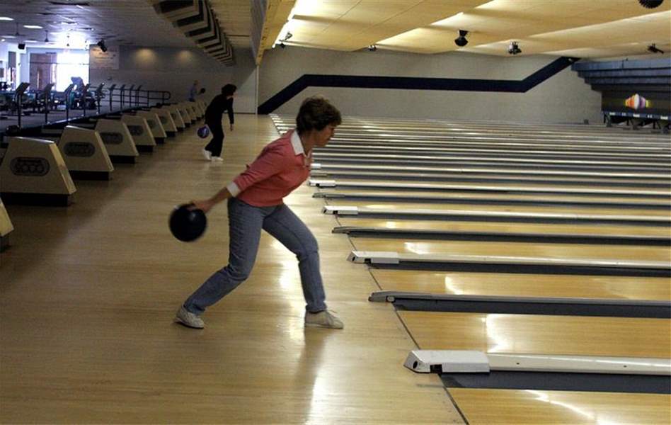 Tears-flow-at-bowling-center-that-s-about-to-roll-into-history-2