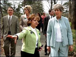 CTY taft20p 02 - Hope Taft, the first lady of Ohio, far right, gets a tour of the Toledo Botanical Gardens from Janice Lower, a board member of the TBG, as Toledo City Councilman Rob Ludeman and Jamet Schroeder, the Executive Director of the Botanical gardens follow along. 04/20/05. The Blade/Allan Detrich