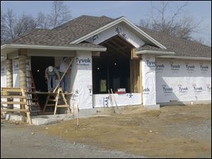 BIZ  build24p  4315 Holland Sylvania, Sylvania, Ohio.   Medical building (dental) under construction by Wilson Builders. .  Diane Hires  4/20/05