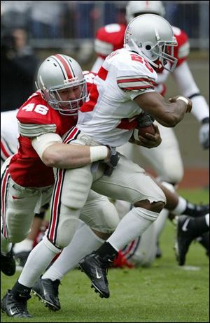 OSU running back Antonio Pittman tries to shed linebacker
Chad Hoobler. Pittman rushed for 57 yards in the fi rst half.