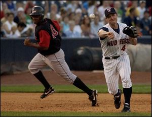 Ottawa's Midre Cummings bolts toward third as the Hens' Jack Hannahan throws out Tim Raines Jr. for the third out.