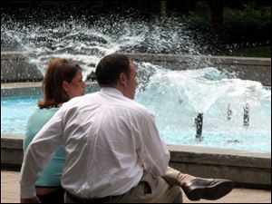 Rov fountain .jpg  Sherry Geraghty and Steve Nickoloff relax by a fountain in Edison Plaza. blade photo by herral long 7/27/2005
