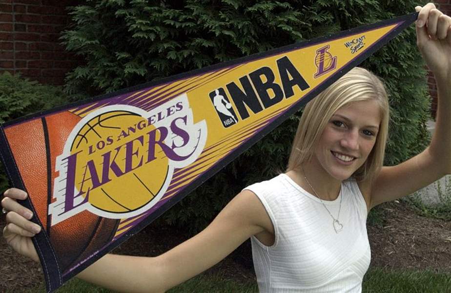 How much does a Laker Girl earn?