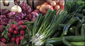 FUD  farmkt30p  Toledo Farmers Market, Erie St.   vegetables.    The Blade/Diane Hires  7/30/05