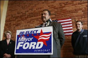 Mayor Jack Ford announces at campaign headquarters that he is not seeking the endorsement of Lucas County Democrats. Looking on are Karen Shanahan and Frank Szollosi.
