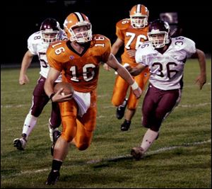 Quarterback Andrew Skeels picks up yardage for Southview as the Bulldogs' Travis Brewer (58) and Ricky Lavergne pursue.